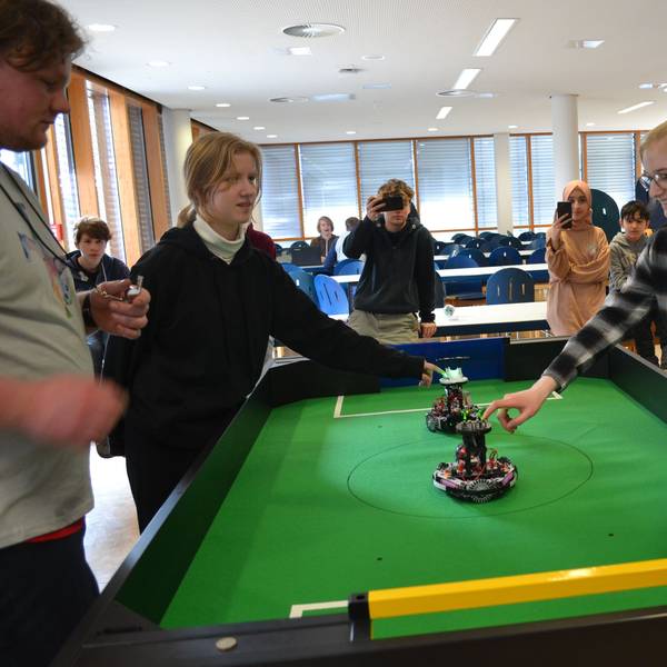 Roboter spielen Fußball.