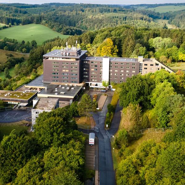 Das Bild zeigt die Eifelhöhen-Klinik aus der Luft.