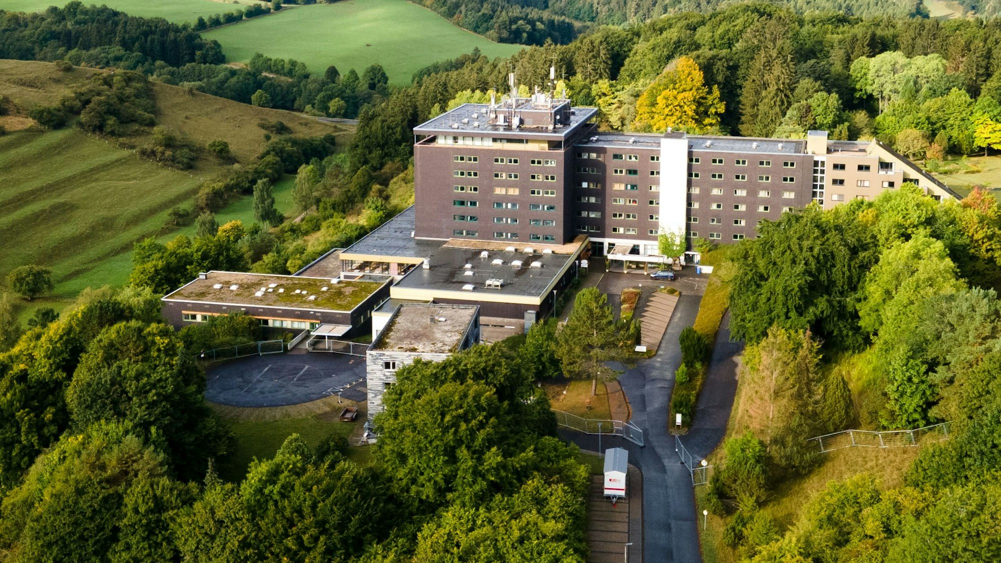 Das Bild zeigt die Eifelhöhen-Klinik aus der Luft.