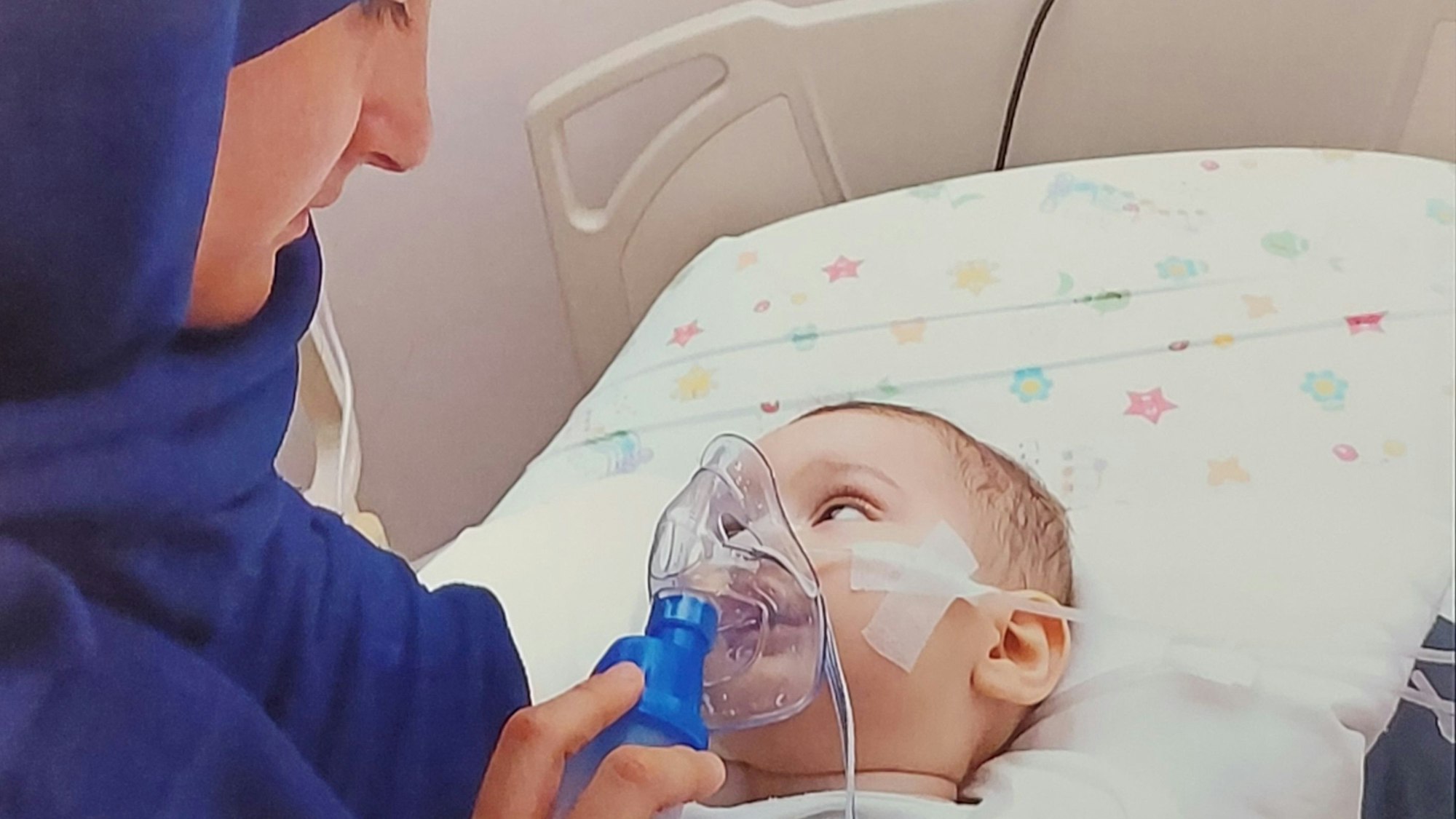 Nuran Atak hält am Bett ihres Kindes die Sauerstoffmaske, mit der der elf Monate alte Junge künstlich beatmet wird.