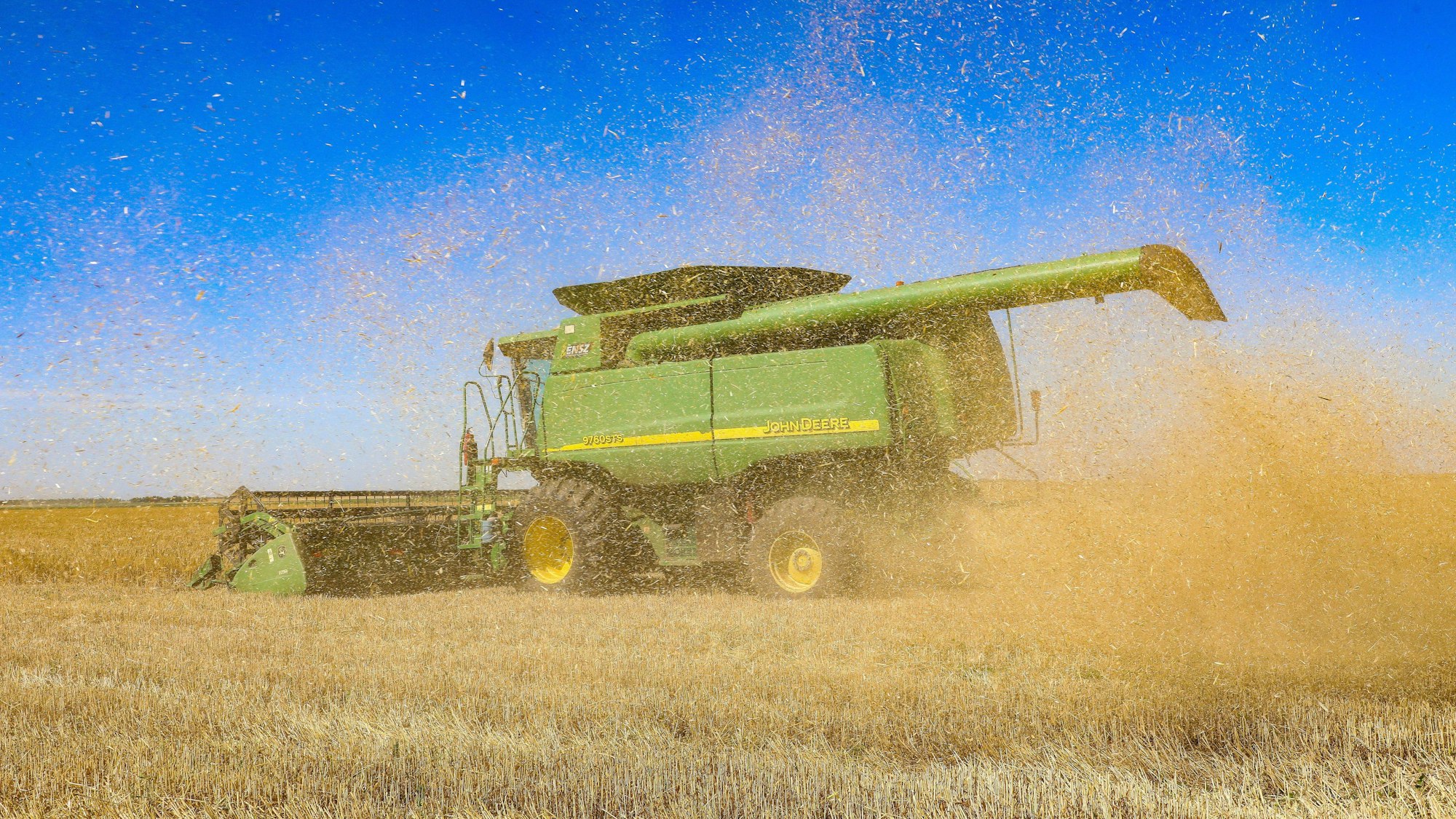 22.06.2022, Ukraine, Odessa: Ein Mähdrescher erntet Getreide auf einem Feld in der Region Odessa im Süden der Ukraine.