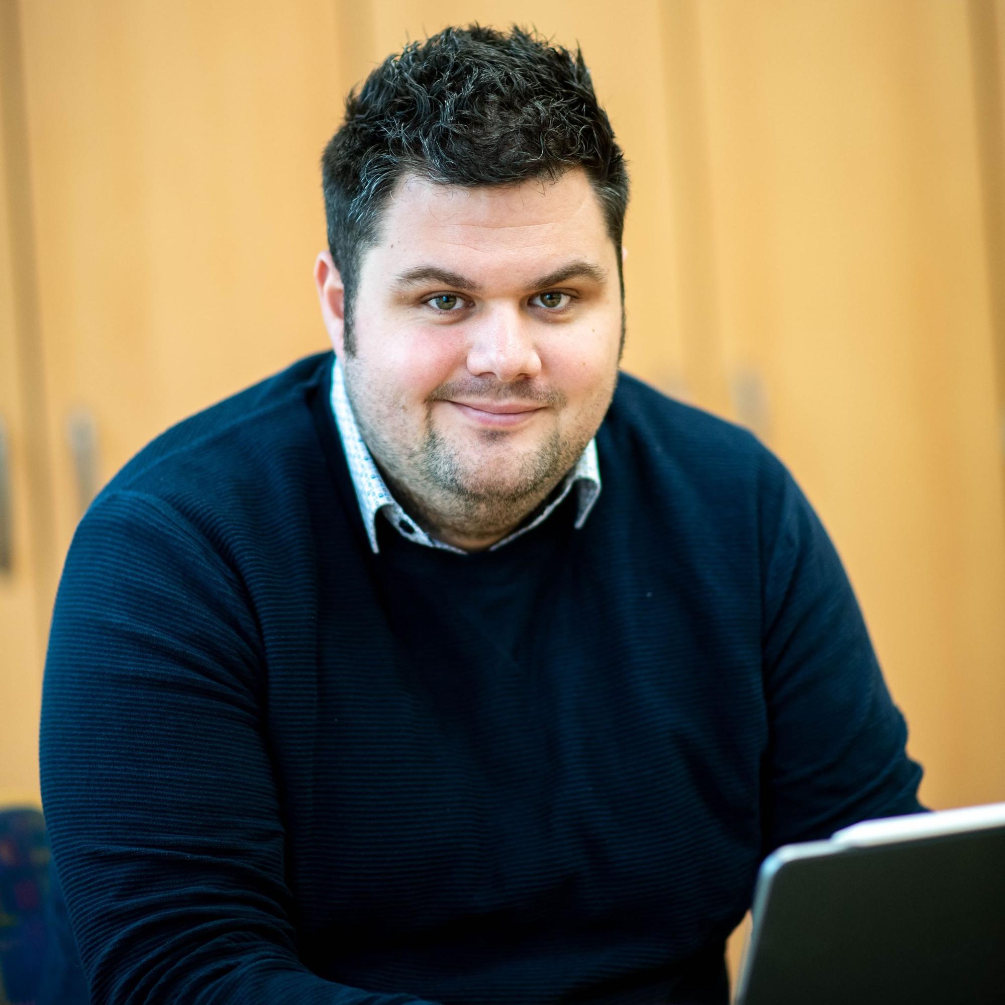Der Unternehmer Daniel Pöthmann an seinem Laptop.