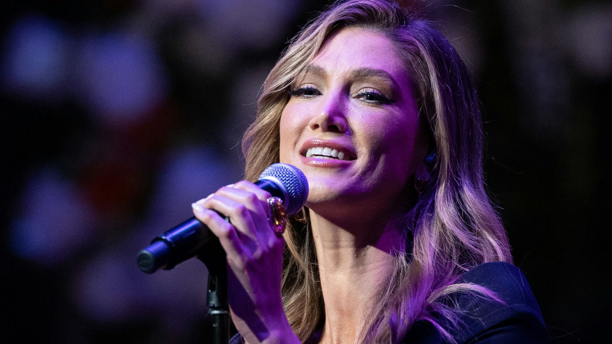 Delta Goodrem singt.