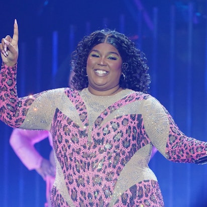 Die US-amerikanische Sängerin Lizzo steht in einem funkelden Anzug im Leoparden-Look auf der Bühne.