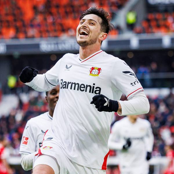 26.02.2023, Baden-Württemberg, Freiburg im Breisgau: Fußball: Bundesliga, SC Freiburg - Bayer Leverkusen, 22. Spieltag, Europa-Park Stadion. Leverkusens Sardar Azmoun jubelt nach seinem Tor zum 1:1. Foto: Tom Weller/dpa - WICHTIGER HINWEIS: Gemäß den Vorgaben der DFL Deutsche Fußball Liga bzw. des DFB Deutscher Fußball-Bund ist es untersagt, in dem Stadion und/oder vom Spiel angefertigte Fotoaufnahmen in Form von Sequenzbildern und/oder videoähnlichen Fotostrecken zu verwerten bzw. verwerten zu lassen. +++ dpa-Bildfunk +++