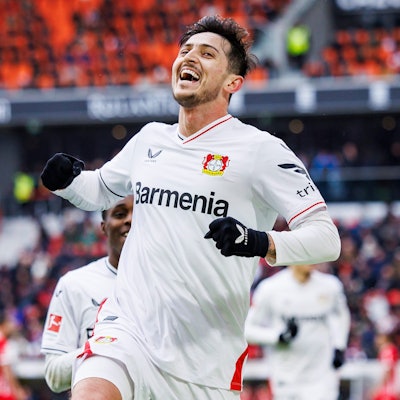 26.02.2023, Baden-Württemberg, Freiburg im Breisgau: Fußball: Bundesliga, SC Freiburg - Bayer Leverkusen, 22. Spieltag, Europa-Park Stadion. Leverkusens Sardar Azmoun jubelt nach seinem Tor zum 1:1. Foto: Tom Weller/dpa - WICHTIGER HINWEIS: Gemäß den Vorgaben der DFL Deutsche Fußball Liga bzw. des DFB Deutscher Fußball-Bund ist es untersagt, in dem Stadion und/oder vom Spiel angefertigte Fotoaufnahmen in Form von Sequenzbildern und/oder videoähnlichen Fotostrecken zu verwerten bzw. verwerten zu lassen. +++ dpa-Bildfunk +++