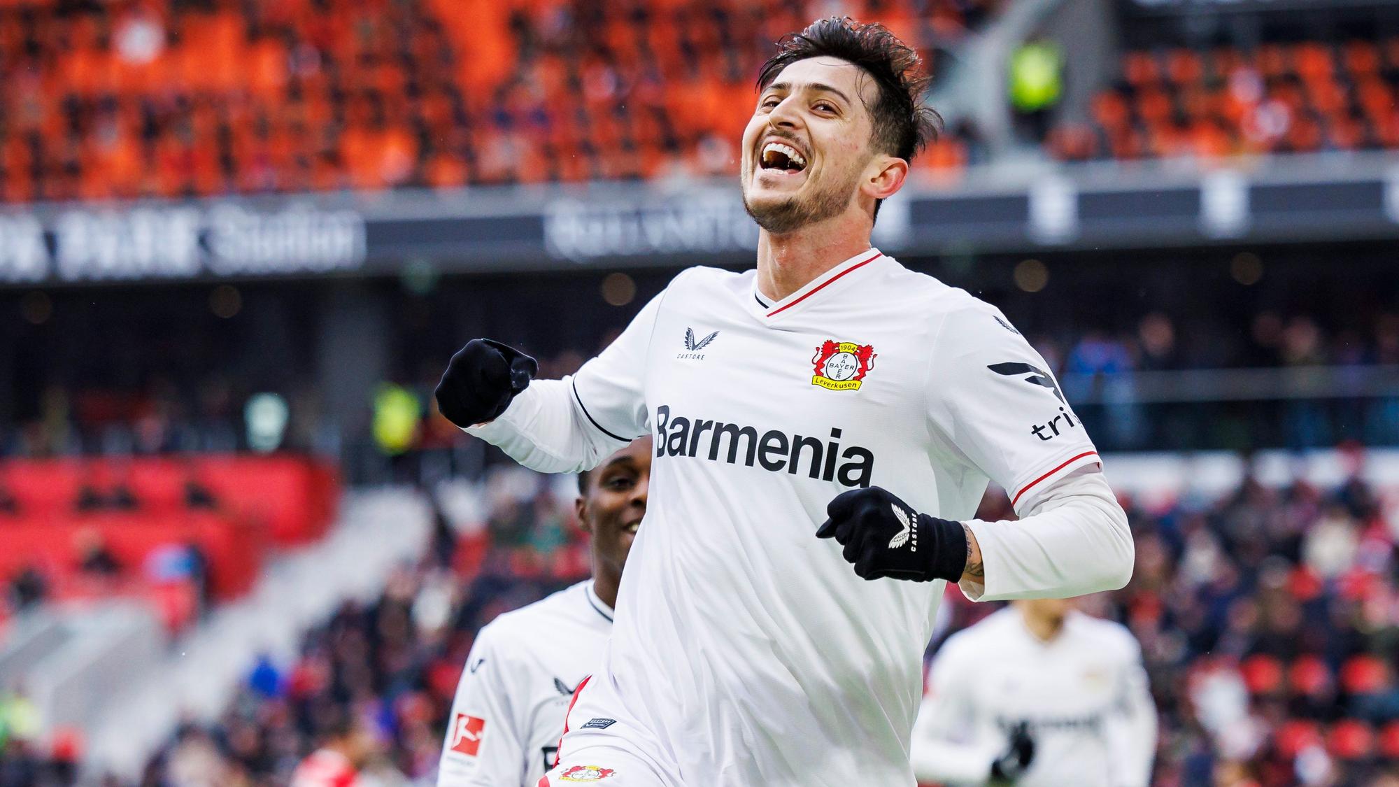 26.02.2023, Baden-Württemberg, Freiburg im Breisgau: Fußball: Bundesliga, SC Freiburg - Bayer Leverkusen, 22. Spieltag, Europa-Park Stadion. Leverkusens Sardar Azmoun jubelt nach seinem Tor zum 1:1. Foto: Tom Weller/dpa - WICHTIGER HINWEIS: Gemäß den Vorgaben der DFL Deutsche Fußball Liga bzw. des DFB Deutscher Fußball-Bund ist es untersagt, in dem Stadion und/oder vom Spiel angefertigte Fotoaufnahmen in Form von Sequenzbildern und/oder videoähnlichen Fotostrecken zu verwerten bzw. verwerten zu lassen. +++ dpa-Bildfunk +++