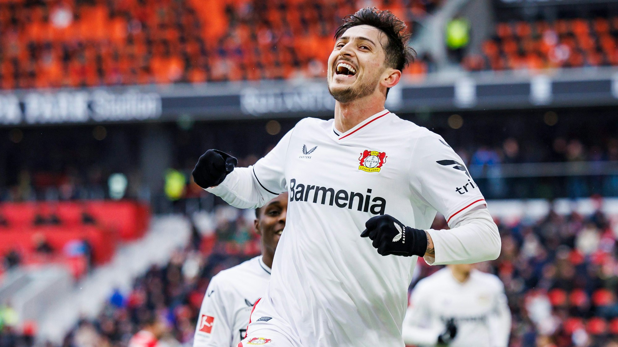 26.02.2023, Baden-Württemberg, Freiburg im Breisgau: Fußball: Bundesliga, SC Freiburg - Bayer Leverkusen, 22. Spieltag, Europa-Park Stadion. Leverkusens Sardar Azmoun jubelt nach seinem Tor zum 1:1. Foto: Tom Weller/dpa - WICHTIGER HINWEIS: Gemäß den Vorgaben der DFL Deutsche Fußball Liga bzw. des DFB Deutscher Fußball-Bund ist es untersagt, in dem Stadion und/oder vom Spiel angefertigte Fotoaufnahmen in Form von Sequenzbildern und/oder videoähnlichen Fotostrecken zu verwerten bzw. verwerten zu lassen. +++ dpa-Bildfunk +++