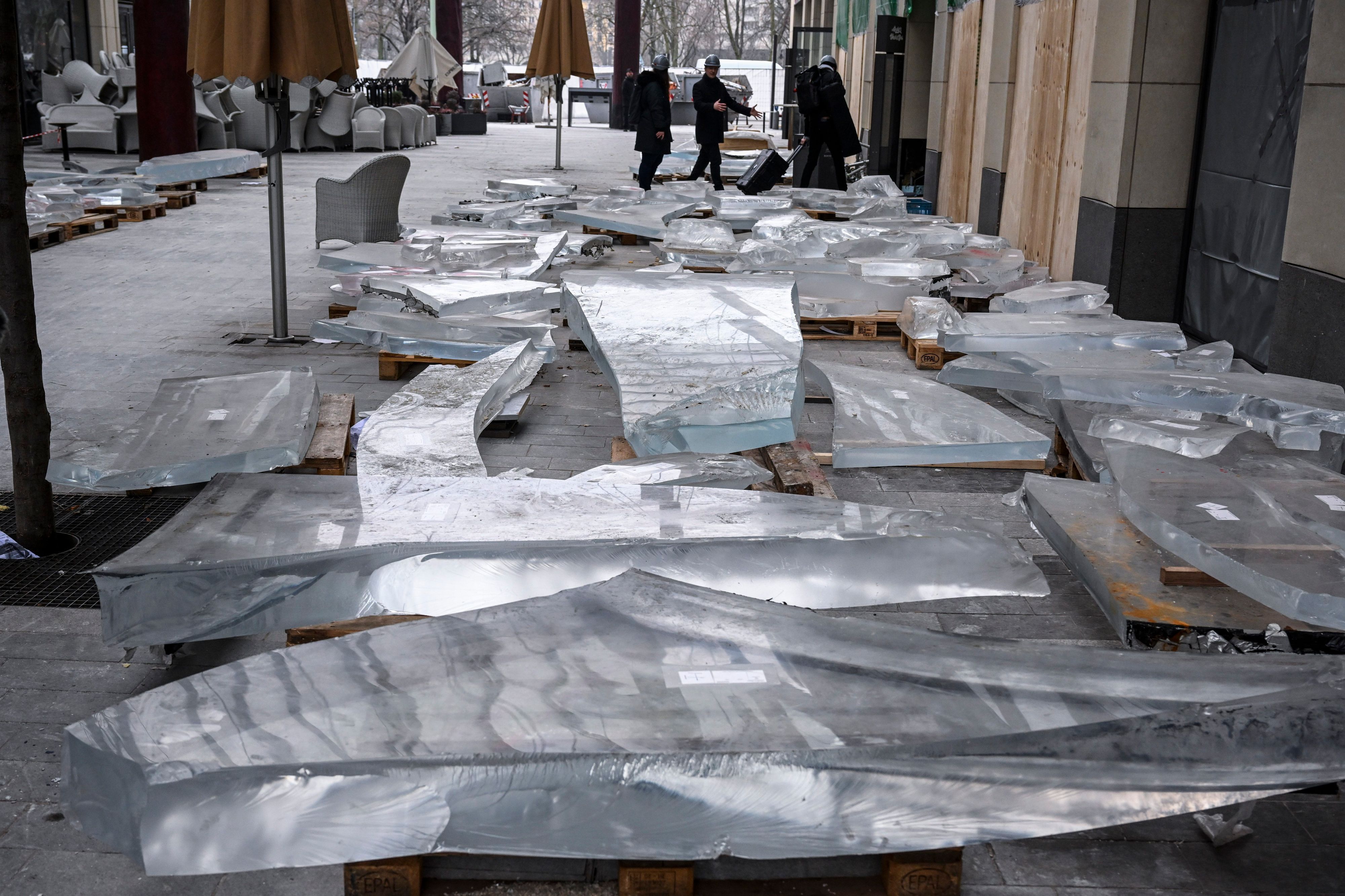 Reste der Acrylverkleidung des zerstörten Zylinders des Aquadoms sind fünf Wochen nach dem Platzen des Großaquariums in der Hotellobby in einem Gebäudeteil des CityQuartier DomAquaree zu sehen. Die Aufräumarbeiten sind weiter vorangeschritten.