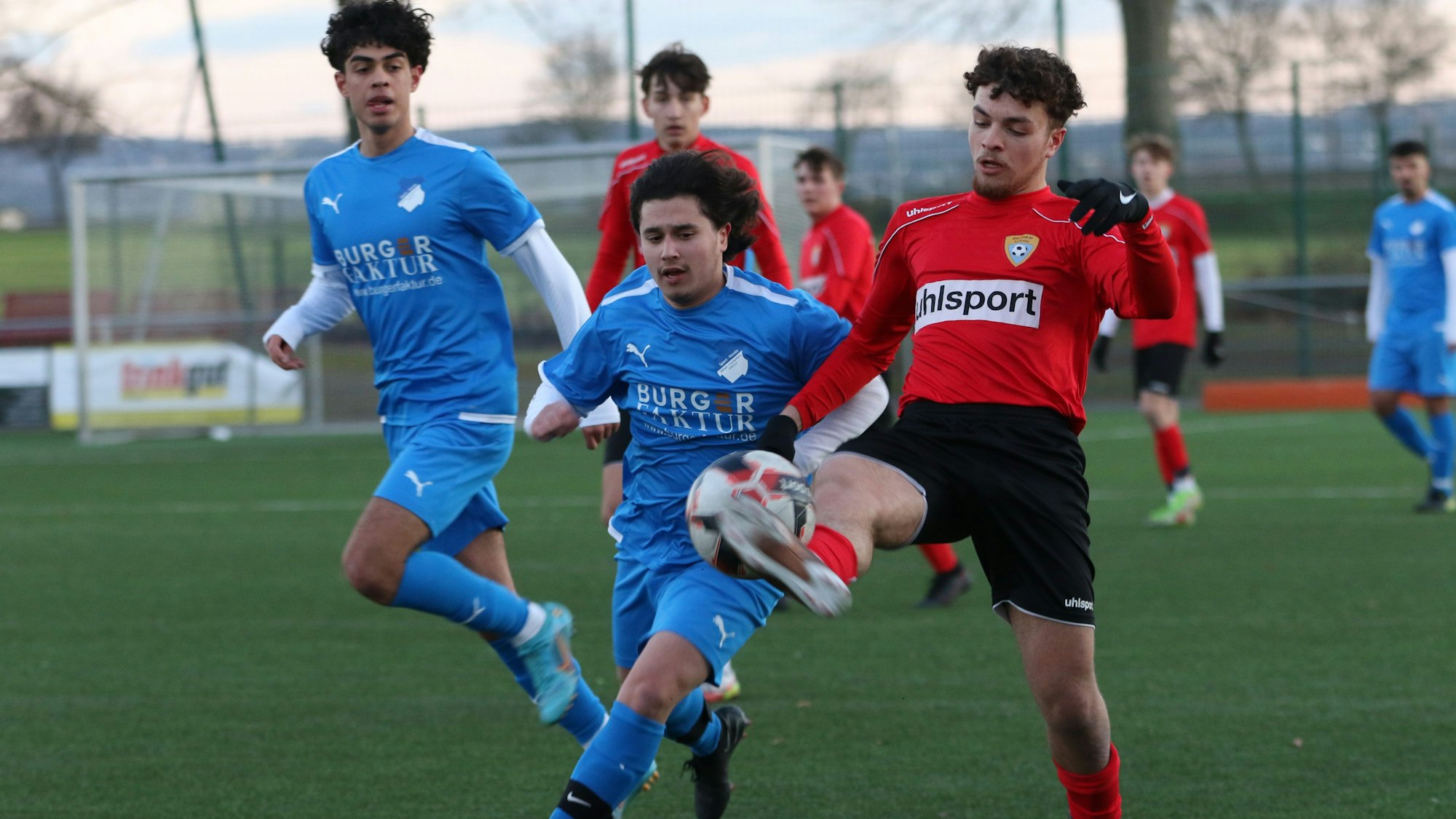 Die Nachwuchsfußballer der JSG Erft kämpfen um den Ball und den Aufstieg.