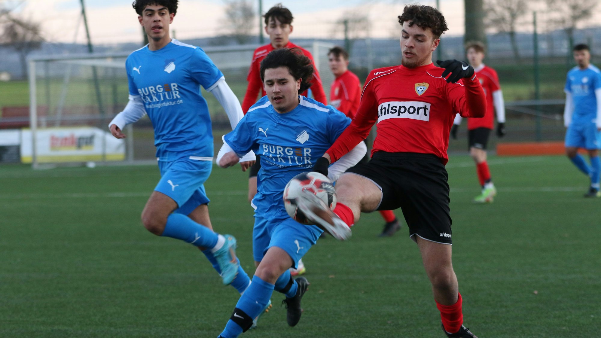 JSG-Spieler Walid Faci (r.) setzt sich im Zweikampf durch.