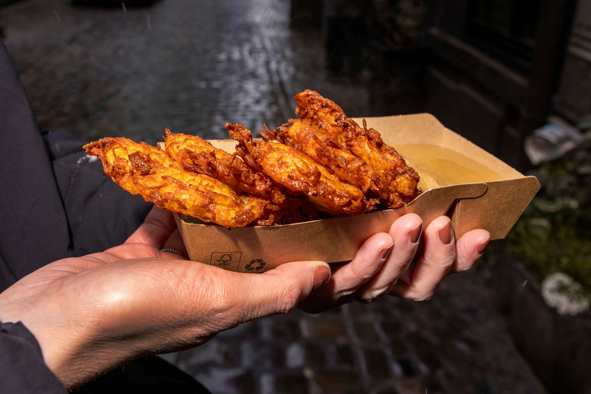Reibekuchen mit Apfelmus in einer Schale.