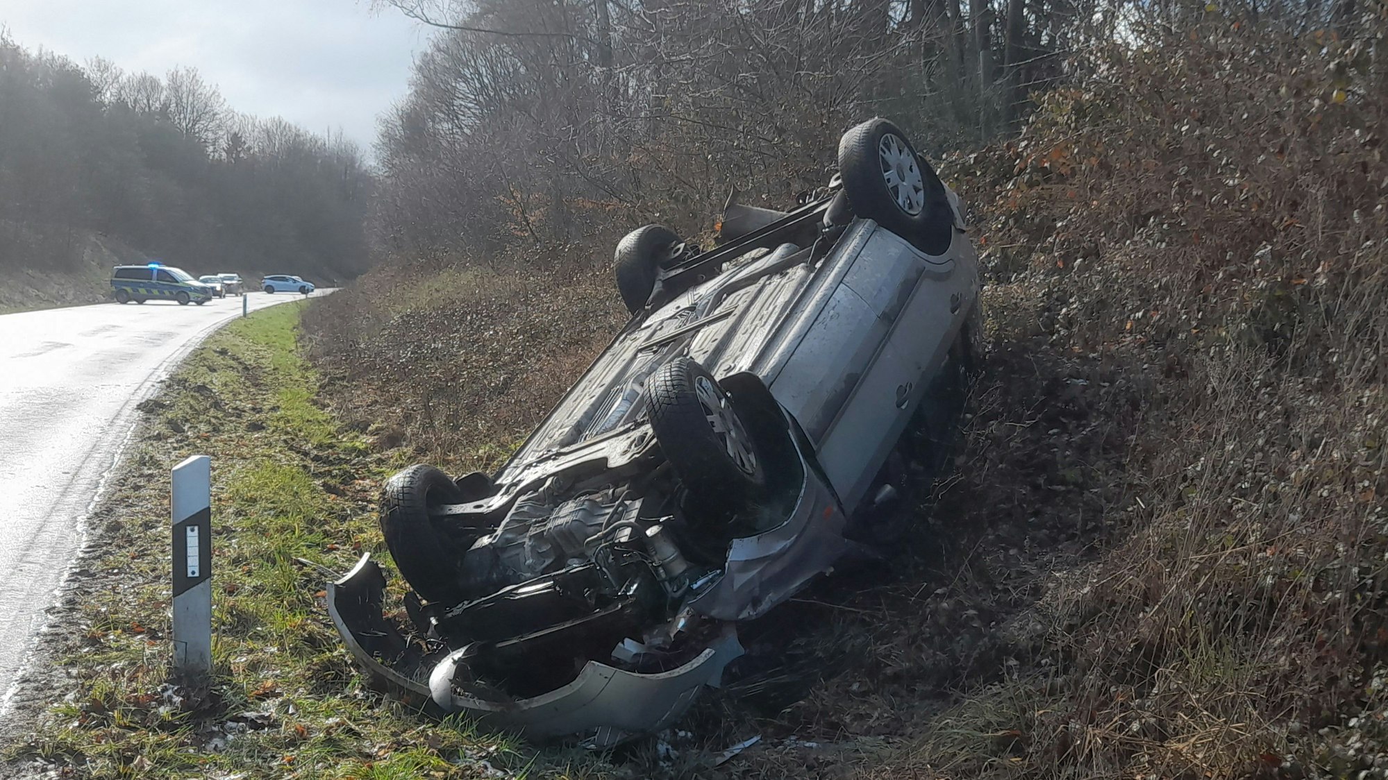 Ein Unfallwagen im Graben.