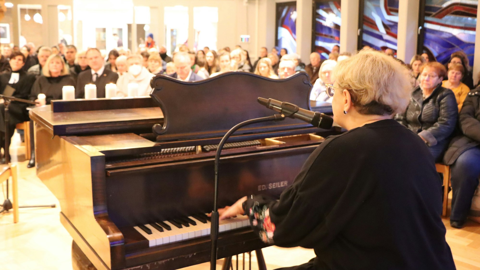 Das Foto zeigt Olga Rosiuk aus Odessa. Sie hat ukrainische Lieder im Friedensgottesdienst gesungen.