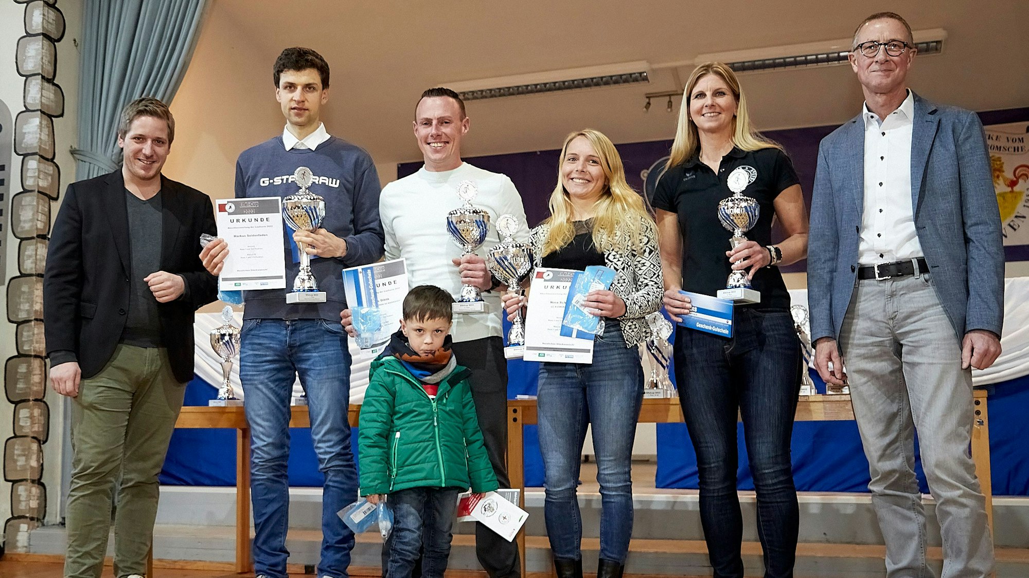 So sehen Sieger aus: Markus Seidenfaden (2.v.l.) und Nora Schmitz (3.v.r.) gewannen 2022 den Eifel-Cup.