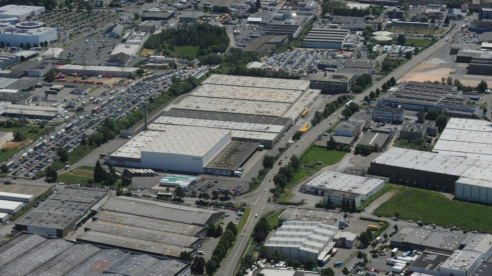 Das Foto zeigt das frühere Kaufhof-Zentrallager in Frechen aus der Vogelperspektive.