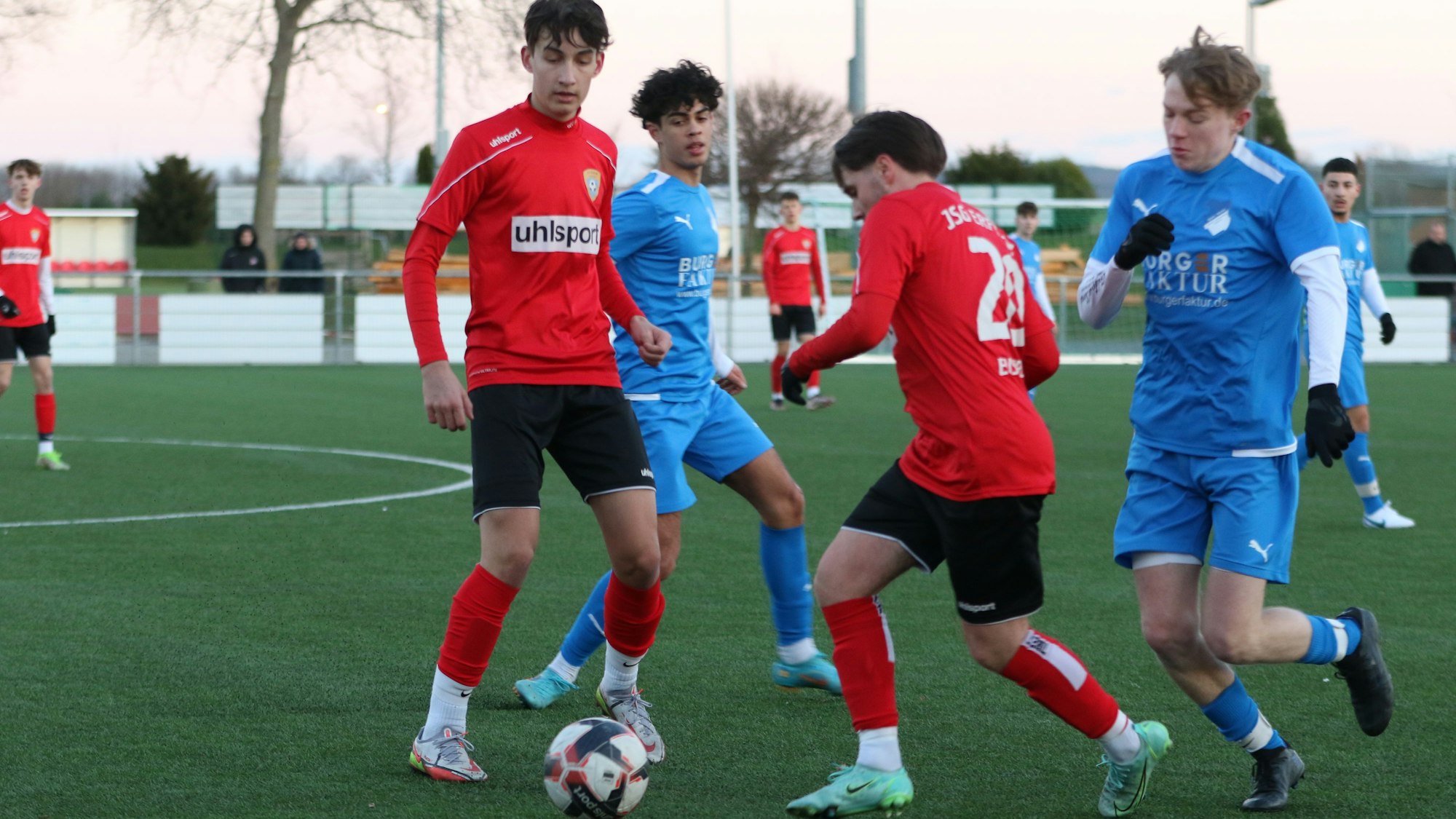 Schaut zu, was sein Teamkollege Gian Luca Cardinale (2.v.r.) macht: David Bohsem.