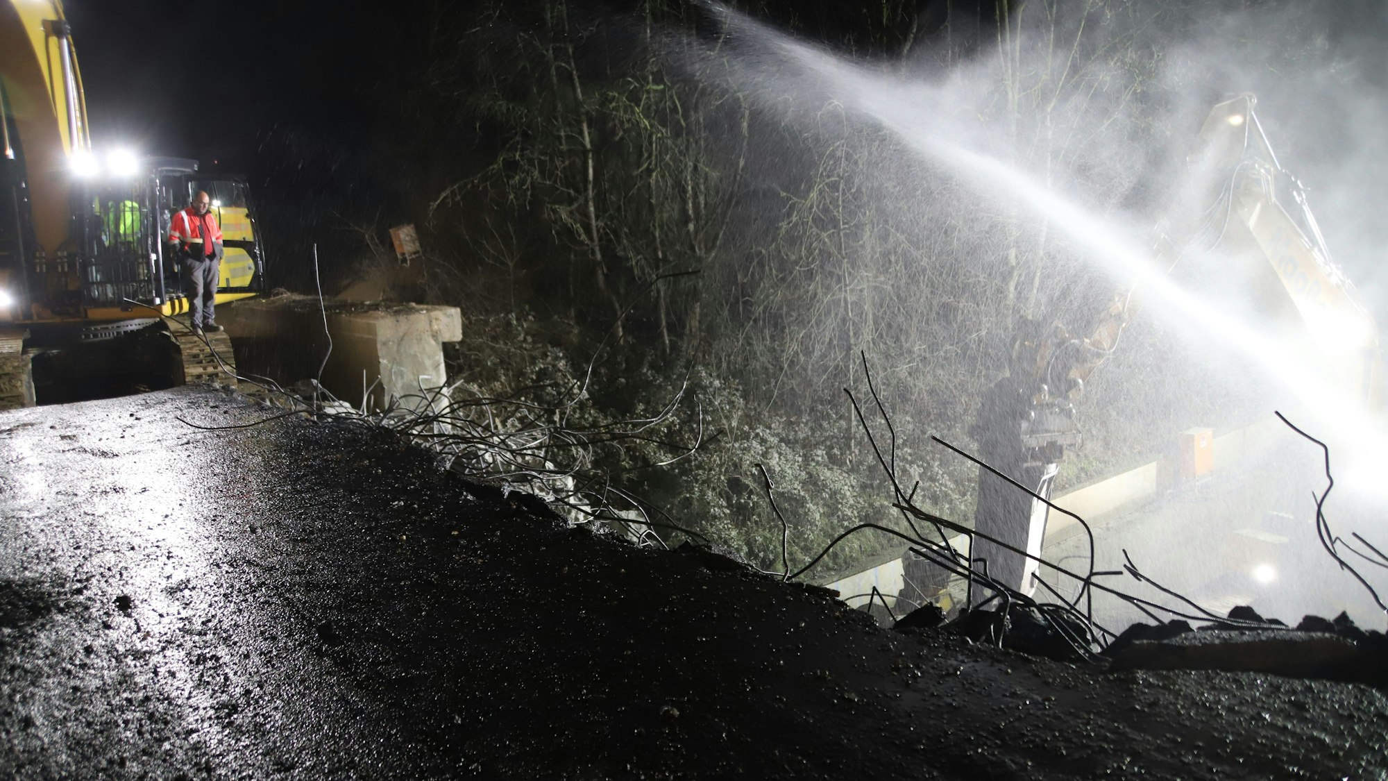 Mit Wasser wurde der Staub niedergedrückt, von oben waren die Fortschritte beim Abriss deutlich zu erkennen.