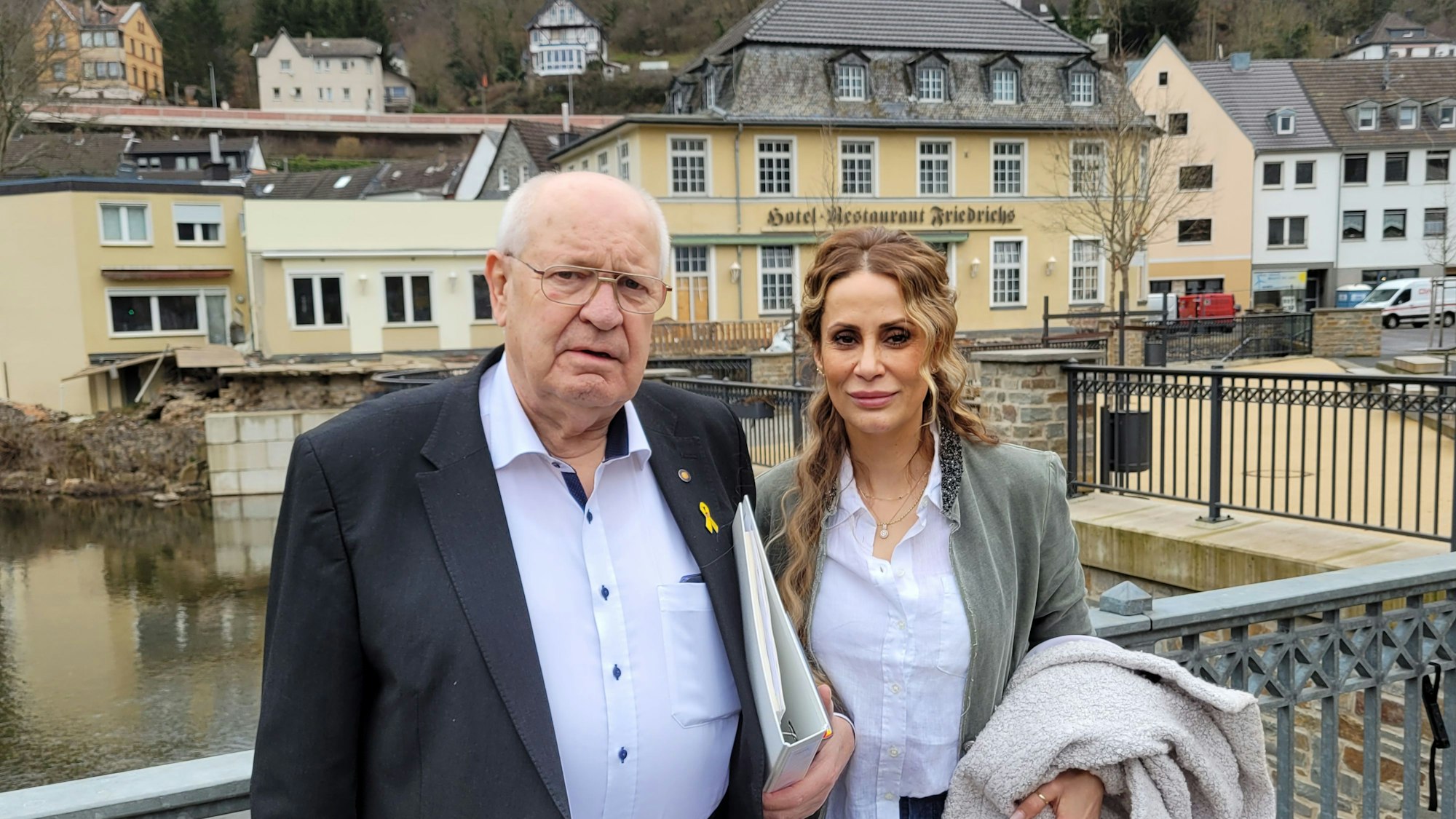 Dieter Züll und Selver Bicilir am Zusammenfluss von Urft und Olef in Gemünd, im Hintergrund das von der Flut stark beschädigte Hotel Friedrichs.