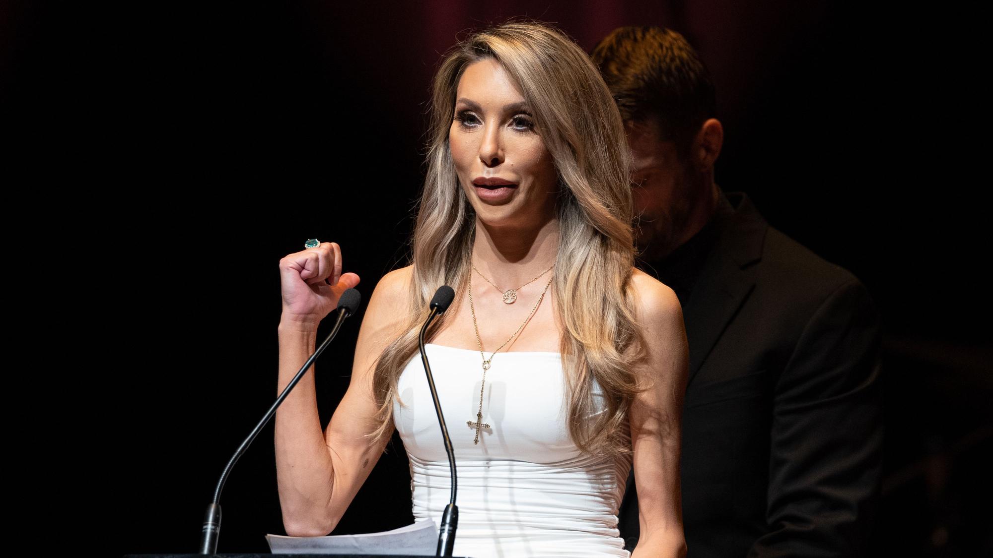 Chloe Lattanzi redet bei der Trauerfeier.
