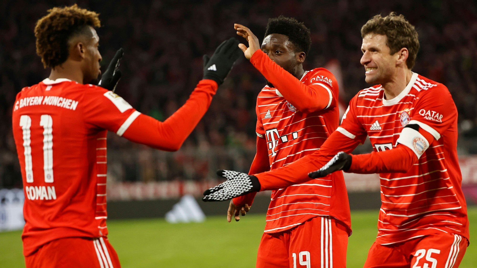 26.02.2023, 1. Bundesliga, 22.Spieltag, FC Bayern vs Union Berlin, Allianz Arena Muenchen, Fussball, im Bild: 2:0 Tor Jubel von Kingsley Coman FC Bayern Muenchen mitnAlphons Davies FC Bayern Muenchen und Thomas Mueller FC Bayern Muenchen *** 26 02 2023, 1 Bundesliga, 22 Matchday, FC Bayern vs Union Berlin, Allianz Arena Muenchen, Football, Sports, in picture 2 0 goal celebration of Kingsley Coman FC Bayern Muenchen withnAlphons Davies FC Bayern Muenchen and Thomas Mueller FC Bayern Muenchen