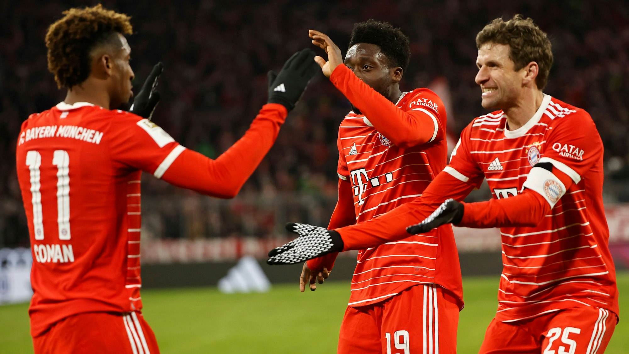 Alphonso Davies und Thomas Müller jubeln mit dem Torschützen zum 2:0, Kingsley Coman.