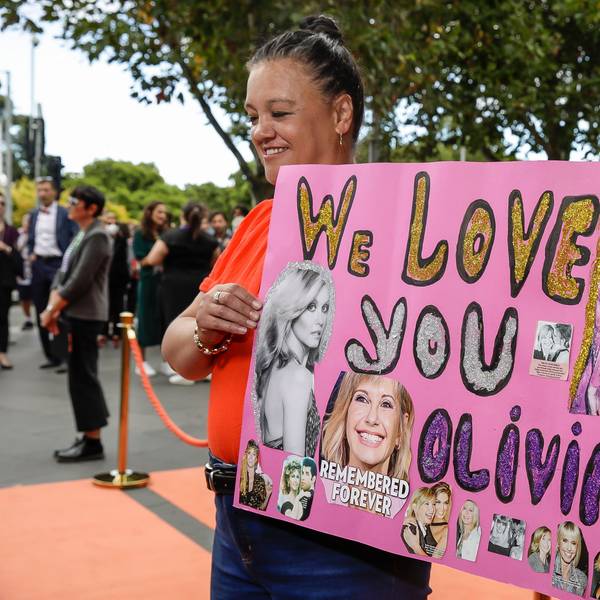 Justine Edwards mit einem Olivia-Plakat.