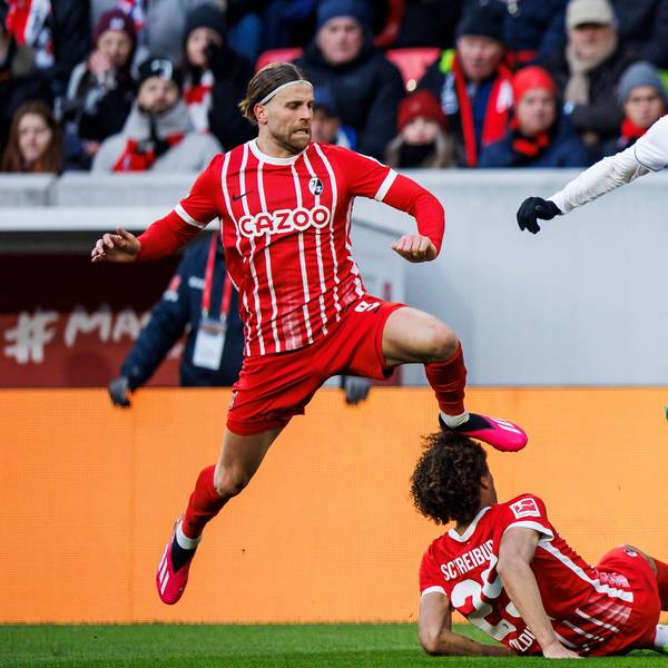 dpatopbilder - 26.02.2023, Baden-Württemberg, Freiburg im Breisgau: Fußball: Bundesliga, SC Freiburg - Bayer Leverkusen, 22. Spieltag, Europa-Park Stadion. Leverkusens Mitchel Bakker (r) in Aktion gegen Freiburgs Lucas Höler (l) und Freiburgs Kiliann Sildillia (M). Foto: Tom Weller/dpa - WICHTIGER HINWEIS: Gemäß den Vorgaben der DFL Deutsche Fußball Liga bzw. des DFB Deutscher Fußball-Bund ist es untersagt, in dem Stadion und/oder vom Spiel angefertigte Fotoaufnahmen in Form von Sequenzbildern und/oder videoähnlichen Fotostrecken zu verwerten bzw. verwerten zu lassen. +++ dpa-Bildfunk +++