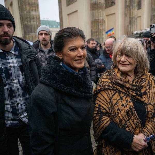 Sahra Wagenknecht (Die Linke, l), und Frauenrechtlerin Alice Schwarzer bei der Demonstration am Brandenburger Tor.