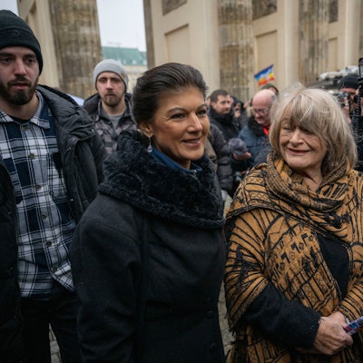 Sahra Wagenknecht (Die Linke, l), und Frauenrechtlerin Alice Schwarzer bei der Demonstration am Brandenburger Tor.