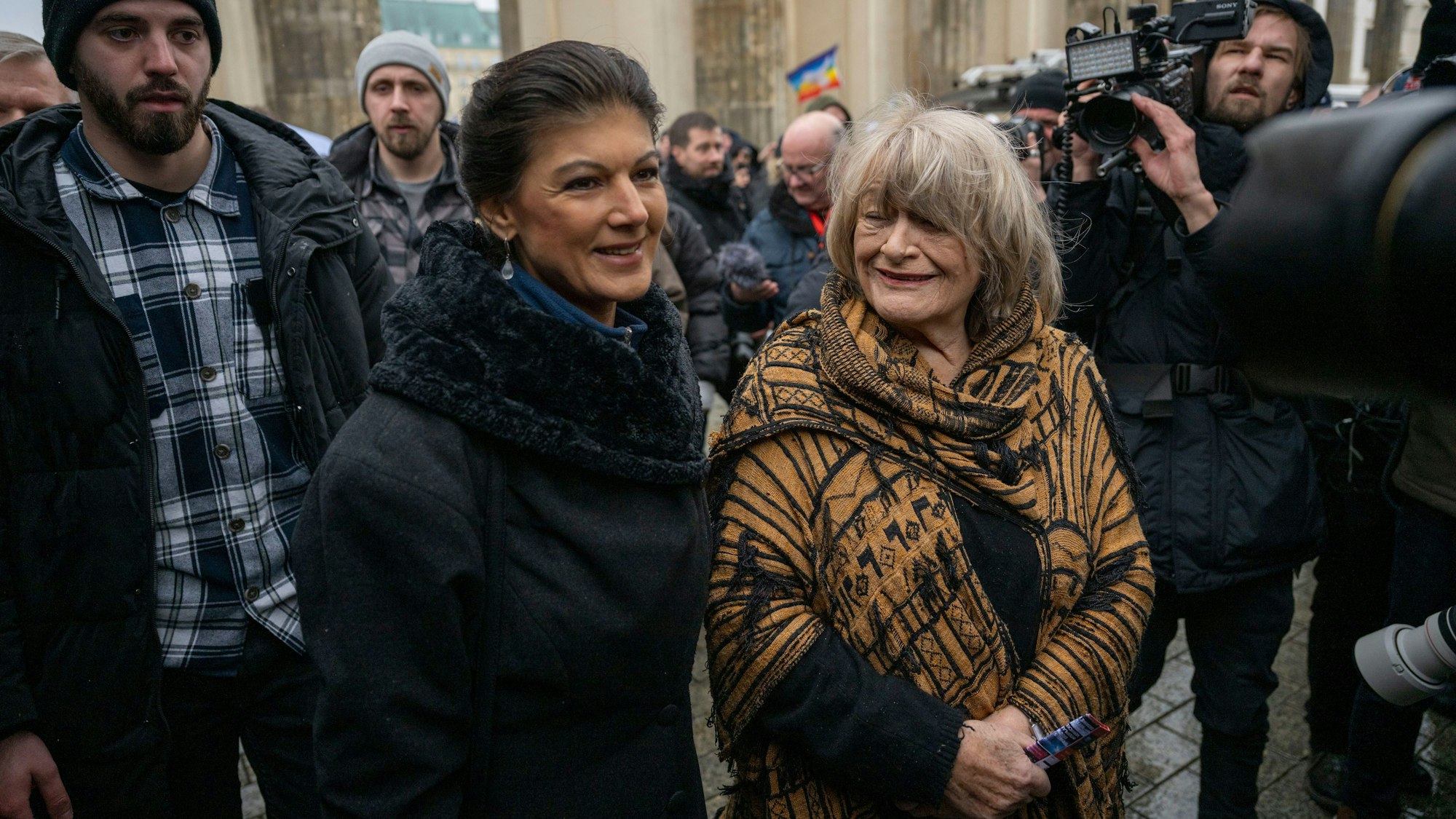 Sahra Wagenknecht (Die Linke, l), und Frauenrechtlerin Alice Schwarzer bei der Demonstration am Brandenburger Tor.