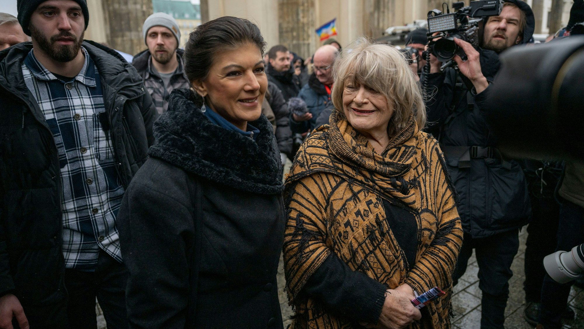 Sahra Wagenknecht (Die Linke, l), und Frauenrechtlerin Alice Schwarzer bei der Demonstration am Brandenburger Tor.