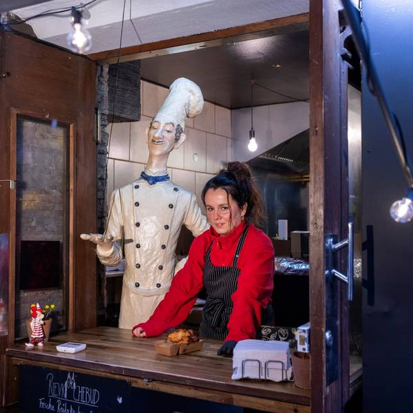 Christina Steier im Verkaufsfenster ihrer Reibekuchenbude in der Altstadt.