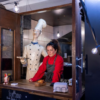 Christina Steier im Verkaufsfenster ihrer Reibekuchenbude in der Altstadt.