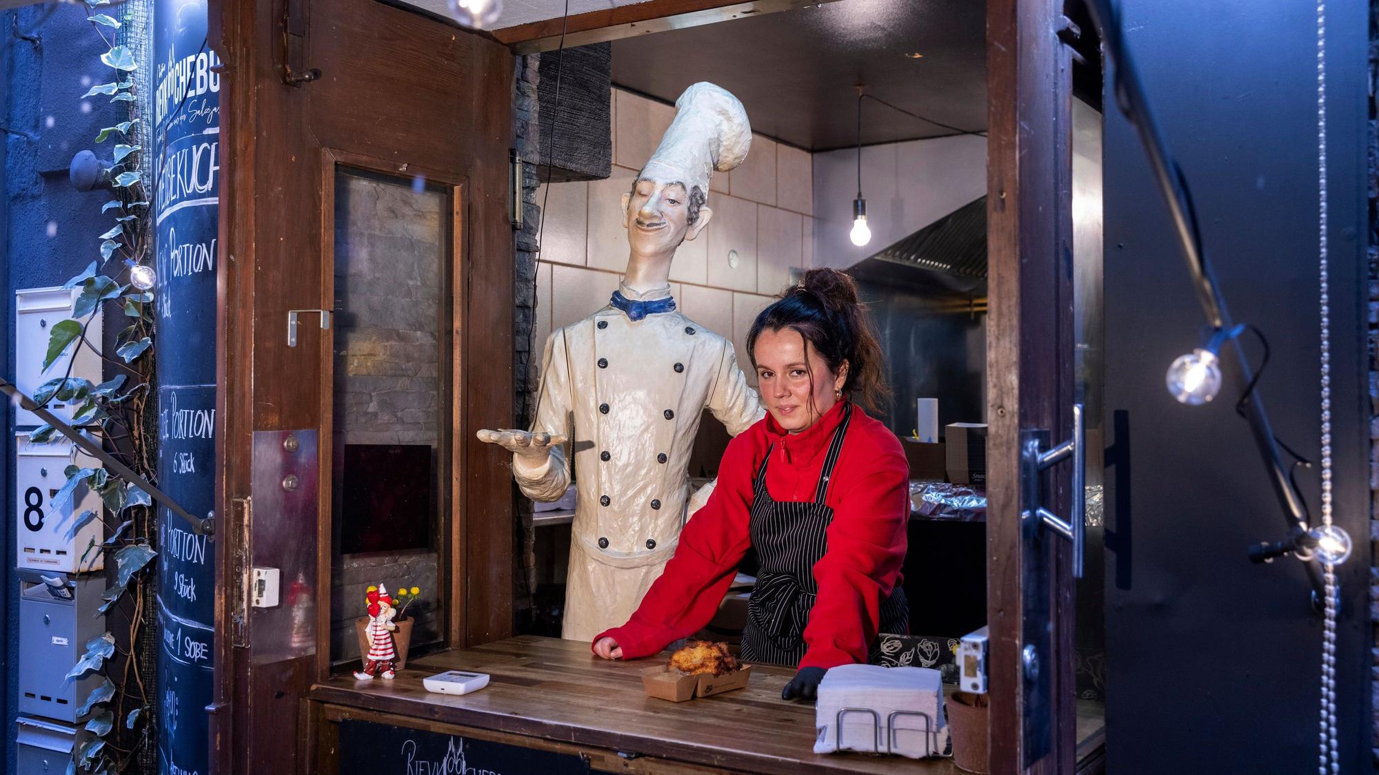 Christina Steier hat in der Kölner Altstadt eine kleine Reibekuchenbude.