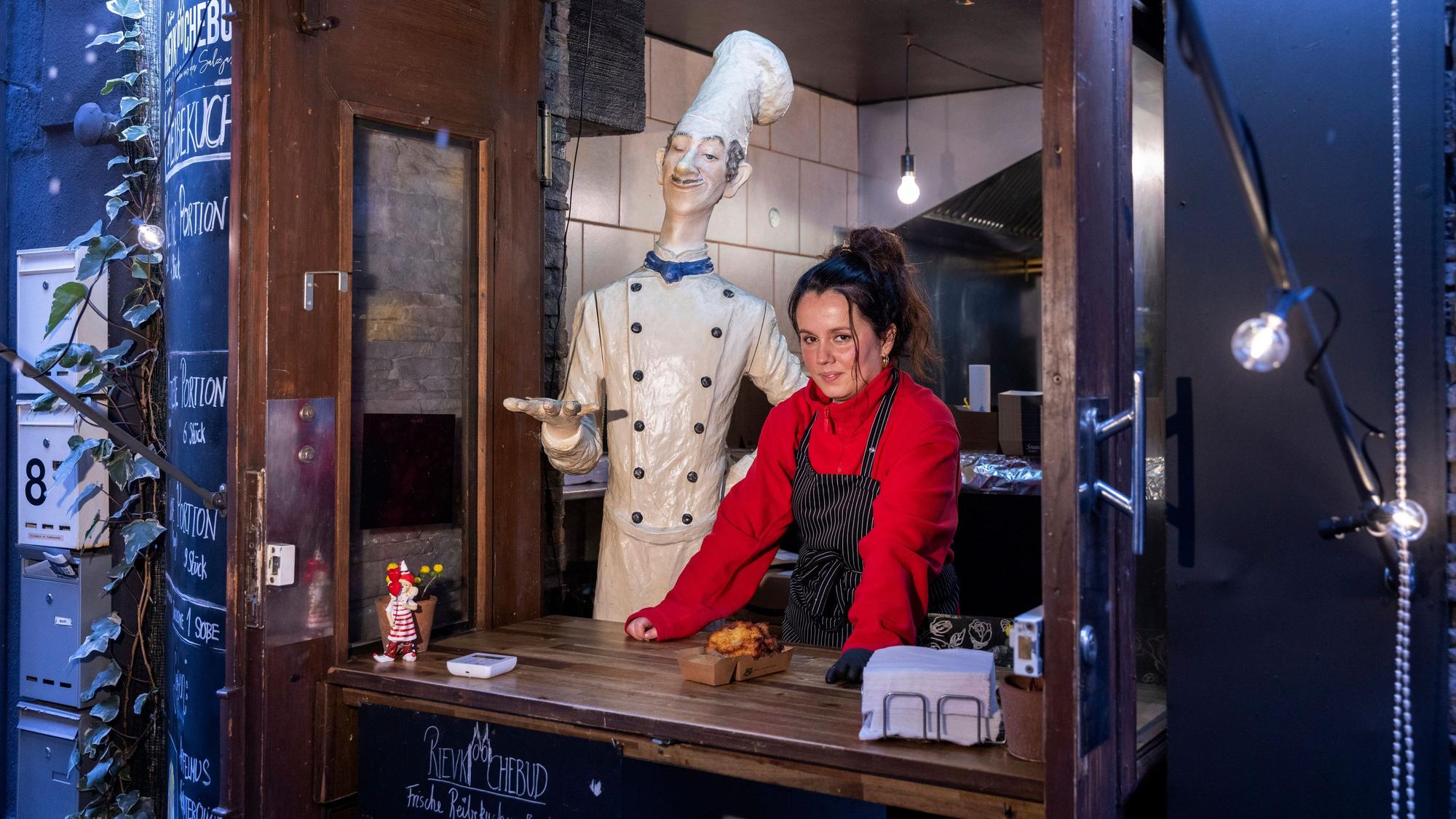 Christina Steier im Verkaufsfenster ihrer Reibekuchenbude in der Altstadt.