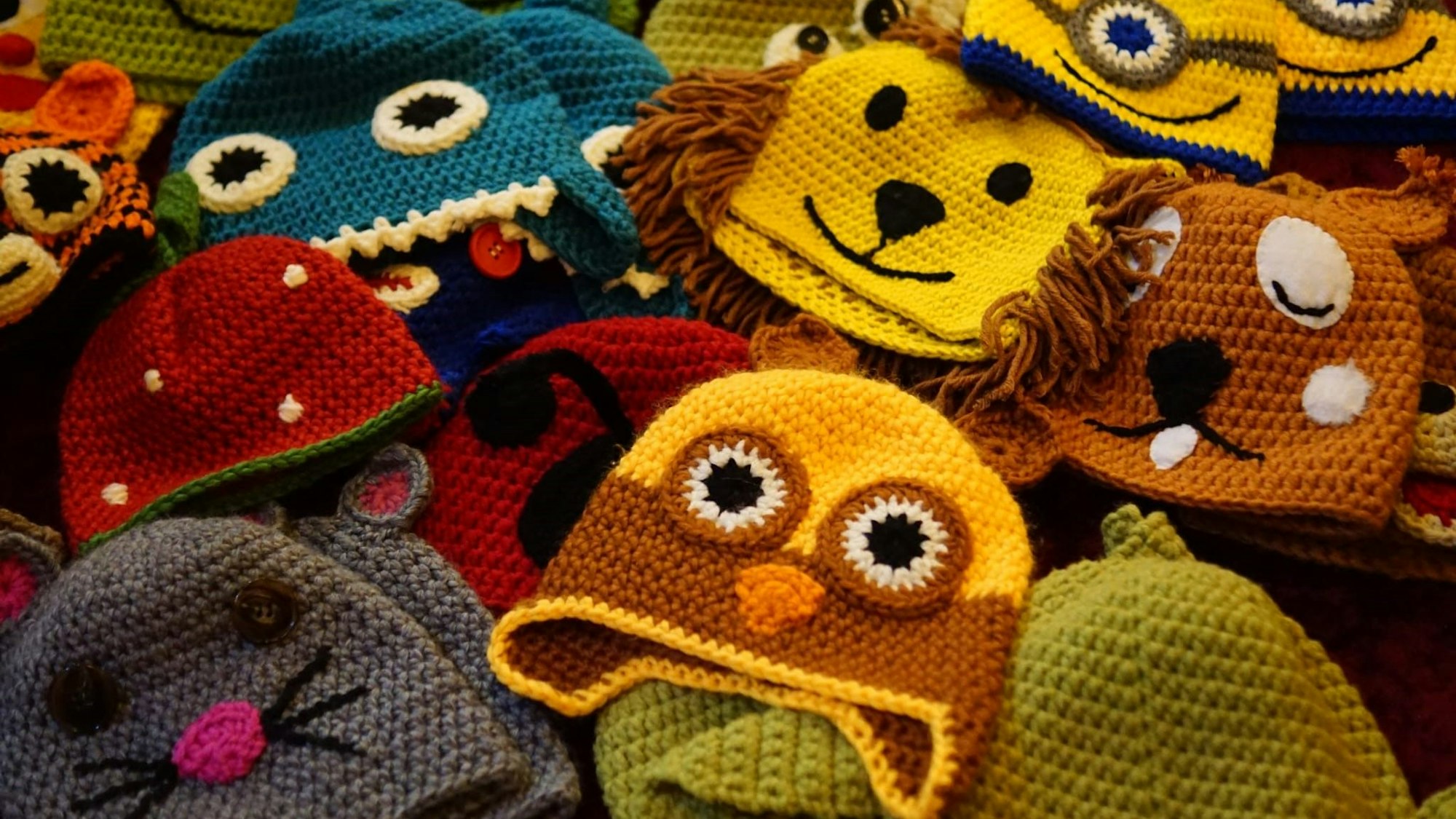 Eine Auswahl der Motive, die Doris P. häkelt, darunter Mäuse, Löwen, Minions und schlafende Hasen