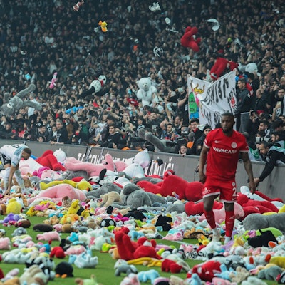 Istanbul: Beim Heimspiel von Besiktas warfen die Fans tausende Spielzeuge und Stofftiere auf den Rasen. Sie sollen Solidarität nach dem verheerenden Erdbeben ausdrücken und Kindern zugutekommen.