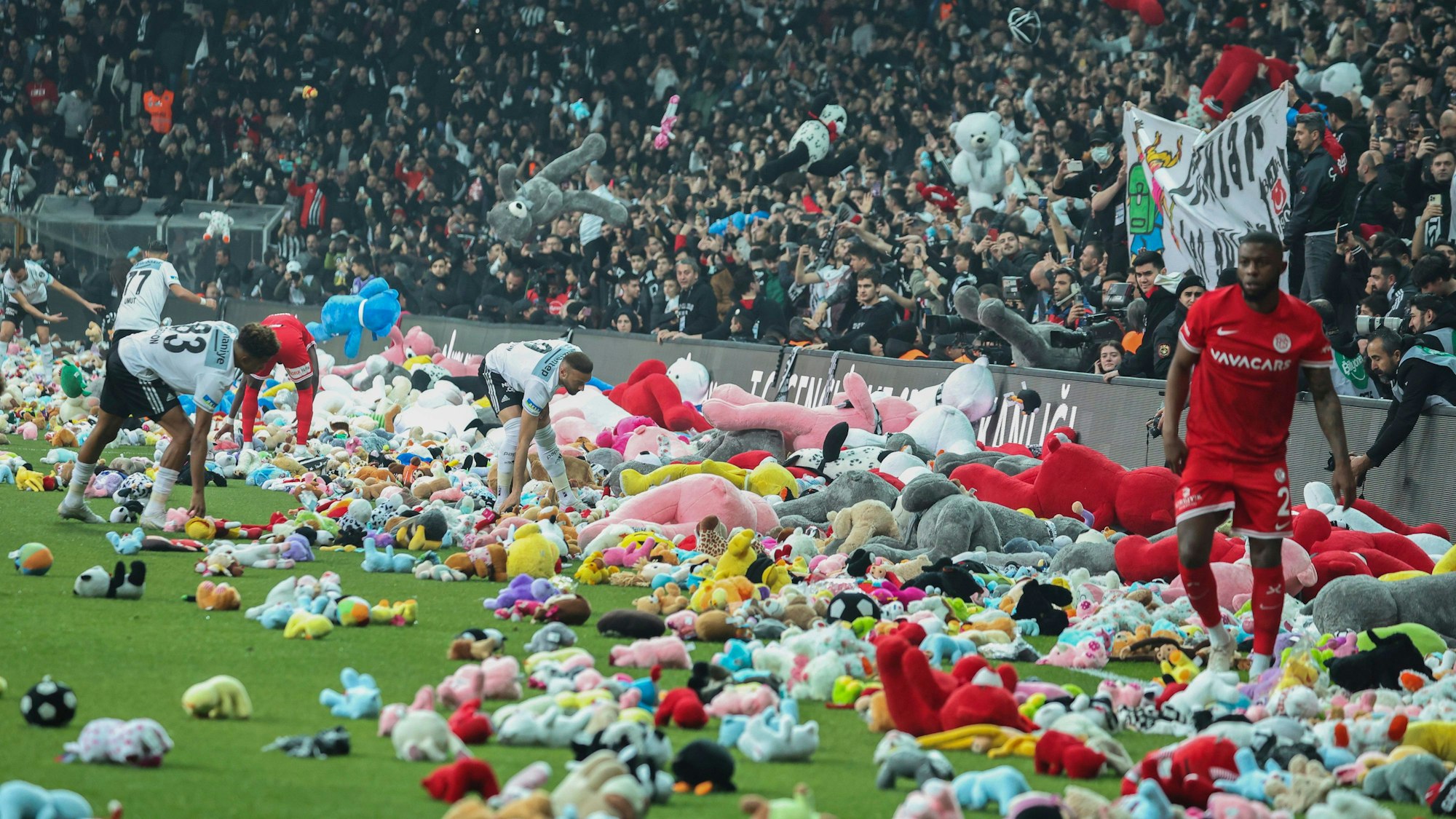 Istanbul: Beim Heimspiel von Besiktas warfen die Fans tausende Spielzeuge und Stofftiere auf den Rasen. Sie sollen Solidarität nach dem verheerenden Erdbeben ausdrücken und Kindern zugutekommen.