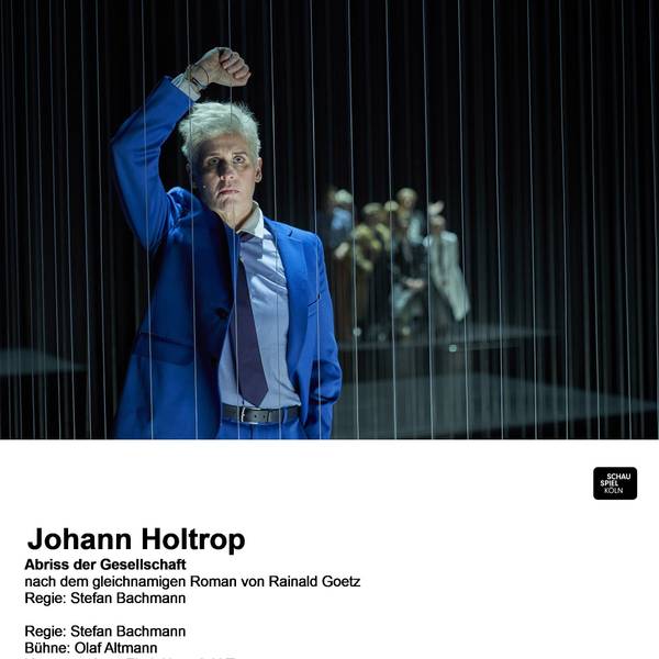Die Schauspielerin Melanie Kretschmann lehnt sich in der Rolle des Johann Holtrop auf der Bühne des Depot 1 des Schauspiels Köln an ein Gitter aus Fäden.