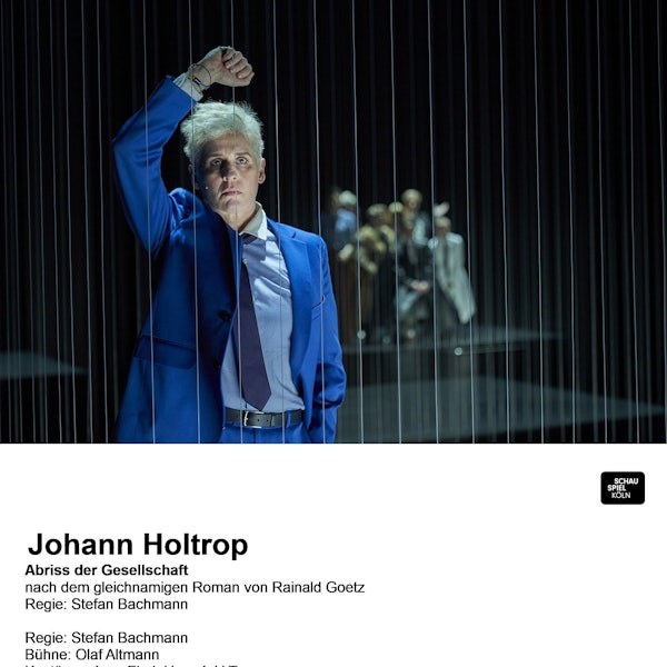Die Schauspielerin Melanie Kretschmann lehnt sich in der Rolle des Johann Holtrop auf der Bühne des Depot 1 des Schauspiels Köln an ein Gitter aus Fäden.