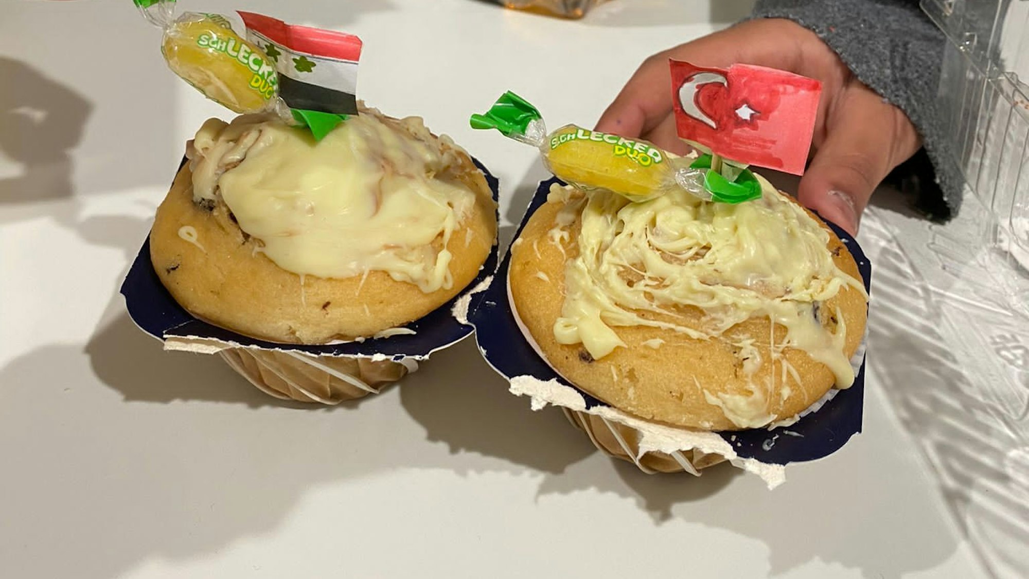 Kuchenverkauf Erdbeben Türkei/Syrien Käthe-Kollwitz-Schule Leverkusen. Muffins mit syrischer und türkischer Flagge.