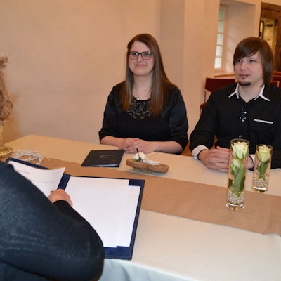 Foto von einer Frau und einem Mann bei der standesamtlichen Trauung.