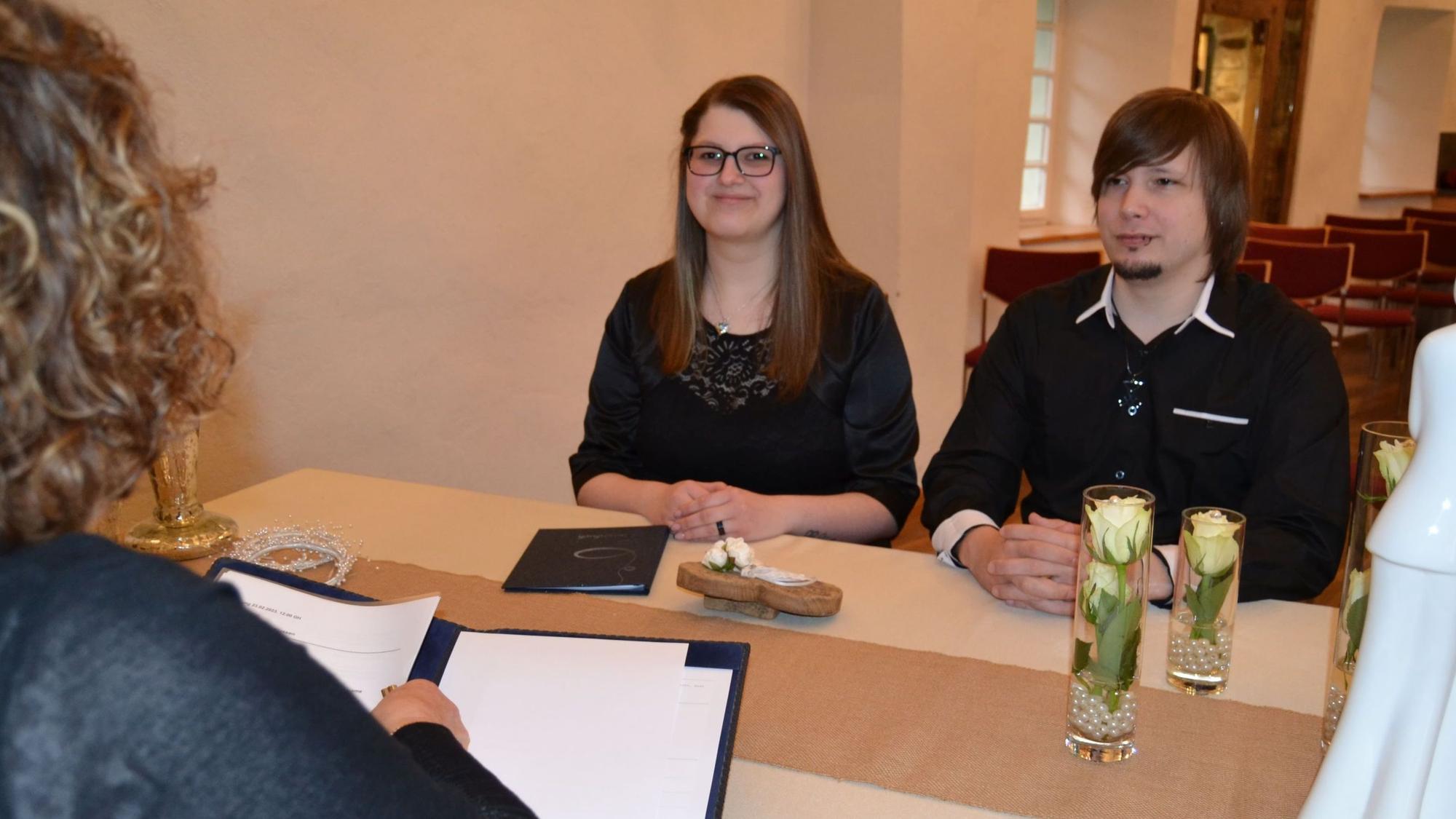 Foto von einer Frau und einem Mann bei der standesamtlichen Trauung.