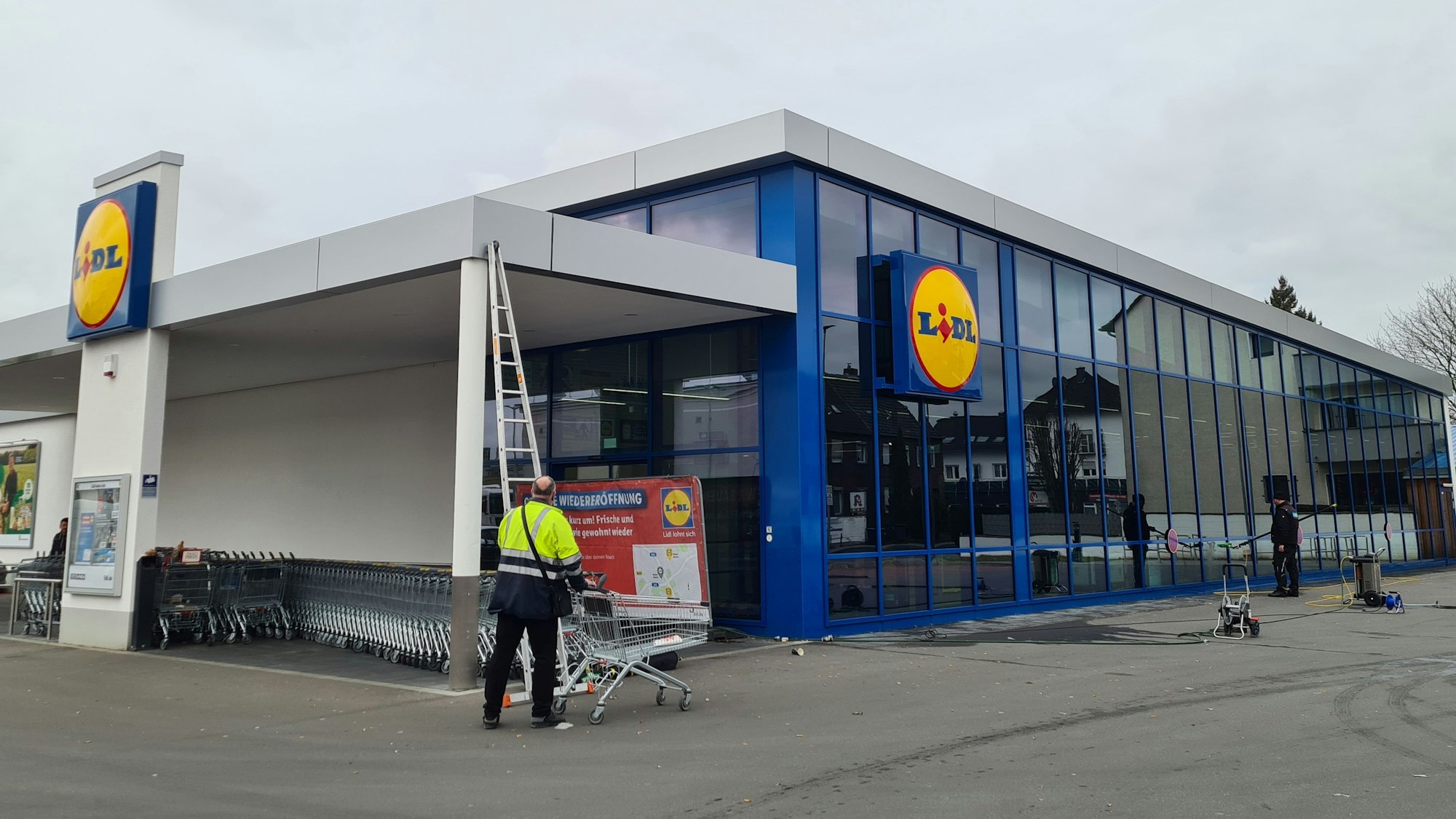 Auf dem Foto ist die umgebaute Lid-Filiale in Kerpen-Sindorf von außen zu sehen.