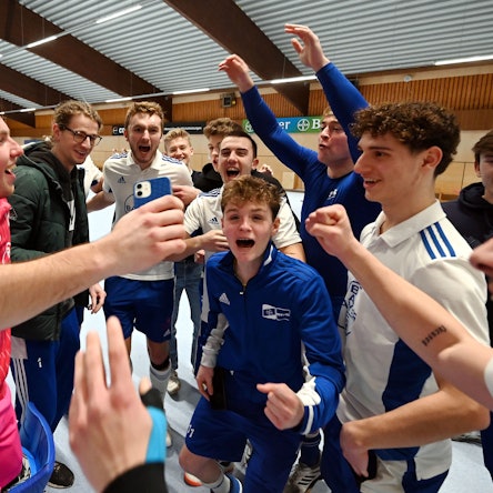 26.02.2023, Hockey-RTHC Leverkusen-DSD Düsseldorf
Freude bei Leverkusen, nach der Nachricht aus Köln
links: Krischan Schliemann
Foto: Uli Herhaus