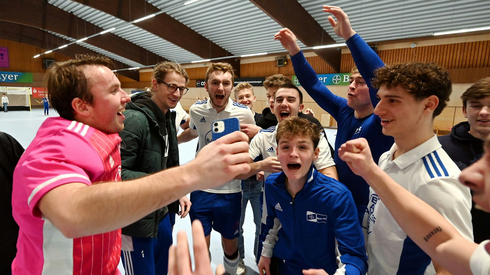 26.02.2023, Hockey-RTHC Leverkusen-DSD Düsseldorf
Freude bei Leverkusen, nach der Nachricht aus Köln
links: Krischan Schliemann
Foto: Uli Herhaus