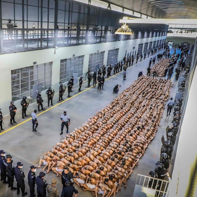 Das im Januar in El Salvador fertiggestellte CETOT (Terrorismus-Gefängnis) gehört zu den größten Haftanstalten der Welt. Jetzt wurden die ersten 2000 Häftlinge in den für 40.000 Menschen konzipierten Komplex gebracht.