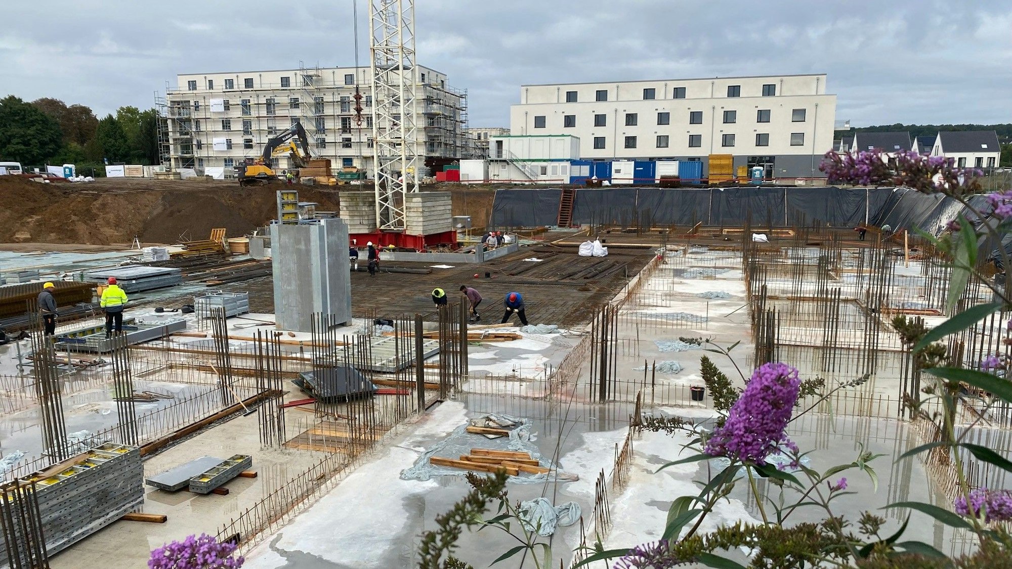 Das Foto aus dem September 2022 zeigt die Baustelle an der Bonnstraße in Brühl. Dort errichtet das Unternehmen Vivavest bis 2025 weitere 144 Wohnungen.