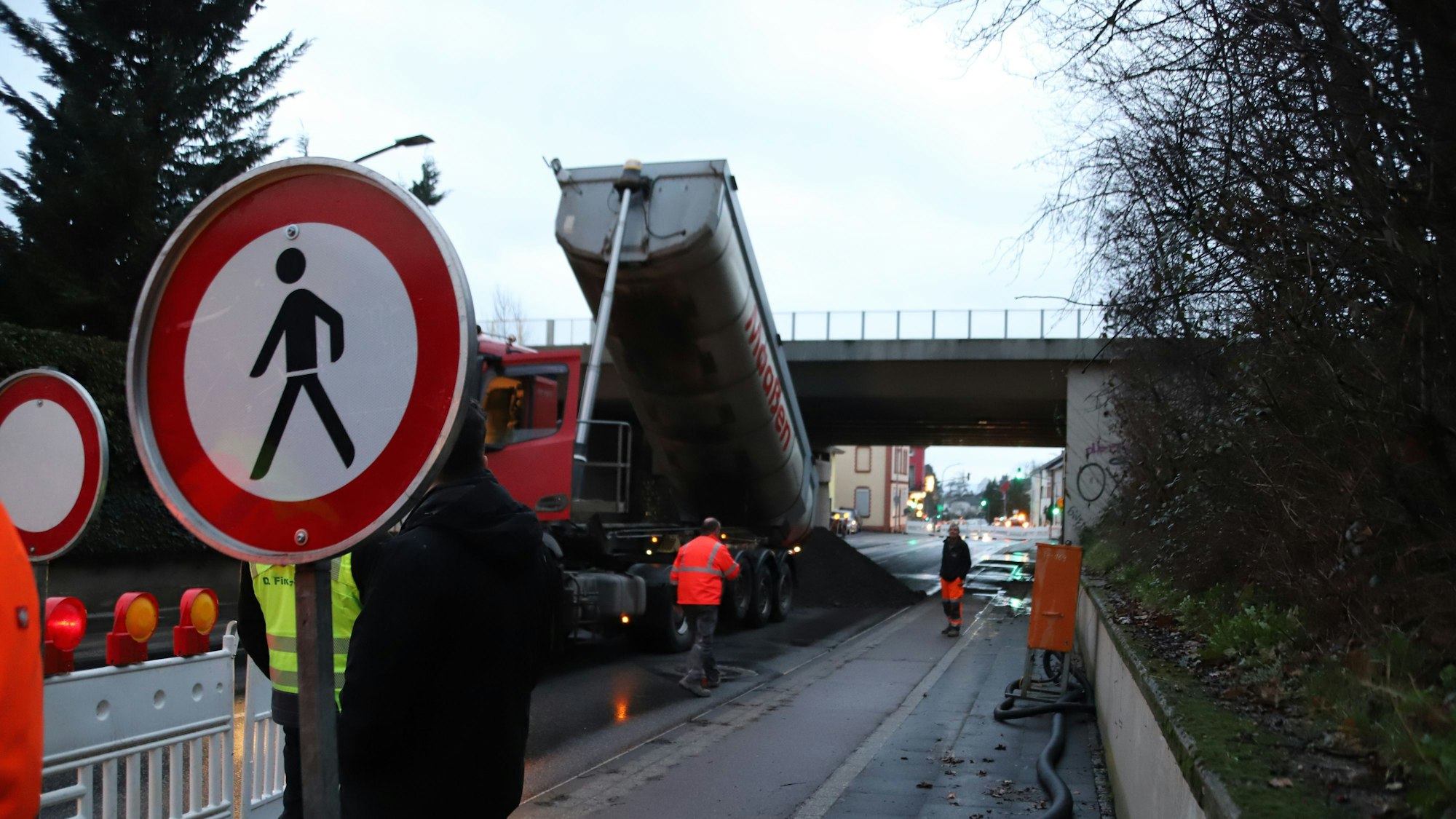 Schutt wird abtransportiert.